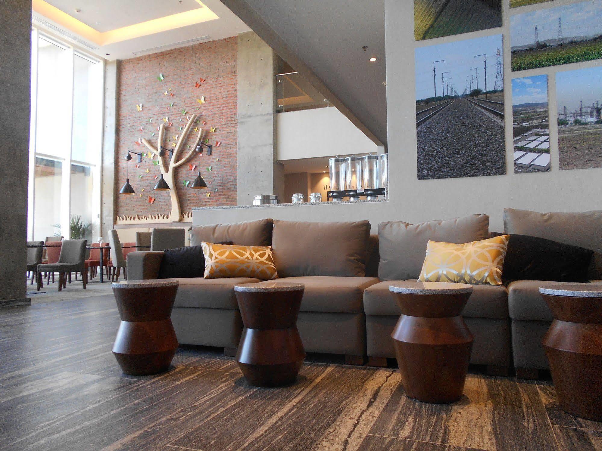 Fiesta Inn Suites Aeropuerto Del Bajio Silao Extérieur photo